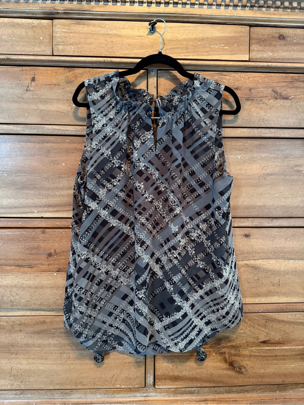 CAbi Sleeveless Printed Keyhole Blouse - Black & Gray Size L